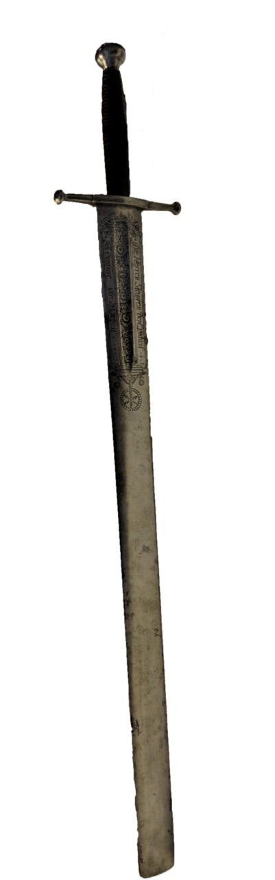 Nachbildung eines Richtschwerts mit Lederscheide, lederumwundenen Griff und Gürtel, mit eingeritzter Intarsienarbeit auf dem Schwertblatt, als Objekt im Strafvollzugsmuseum ausgestellt