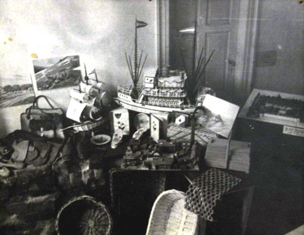 schwarz-weiß Foto eines mit Gegenständen vollgestellten Raumes des Strafvollzugsmuseums