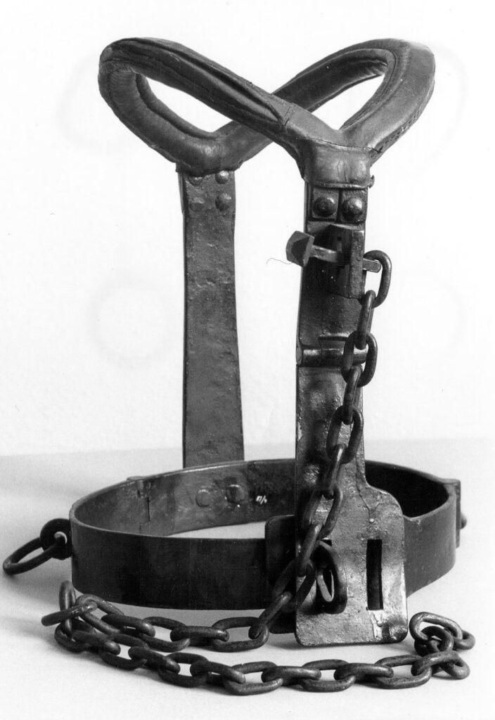 Leibfessel mit Schultergurten aus Eisen mit einer Eisenkette, als Objekt im Strafvollzug ausgestellt