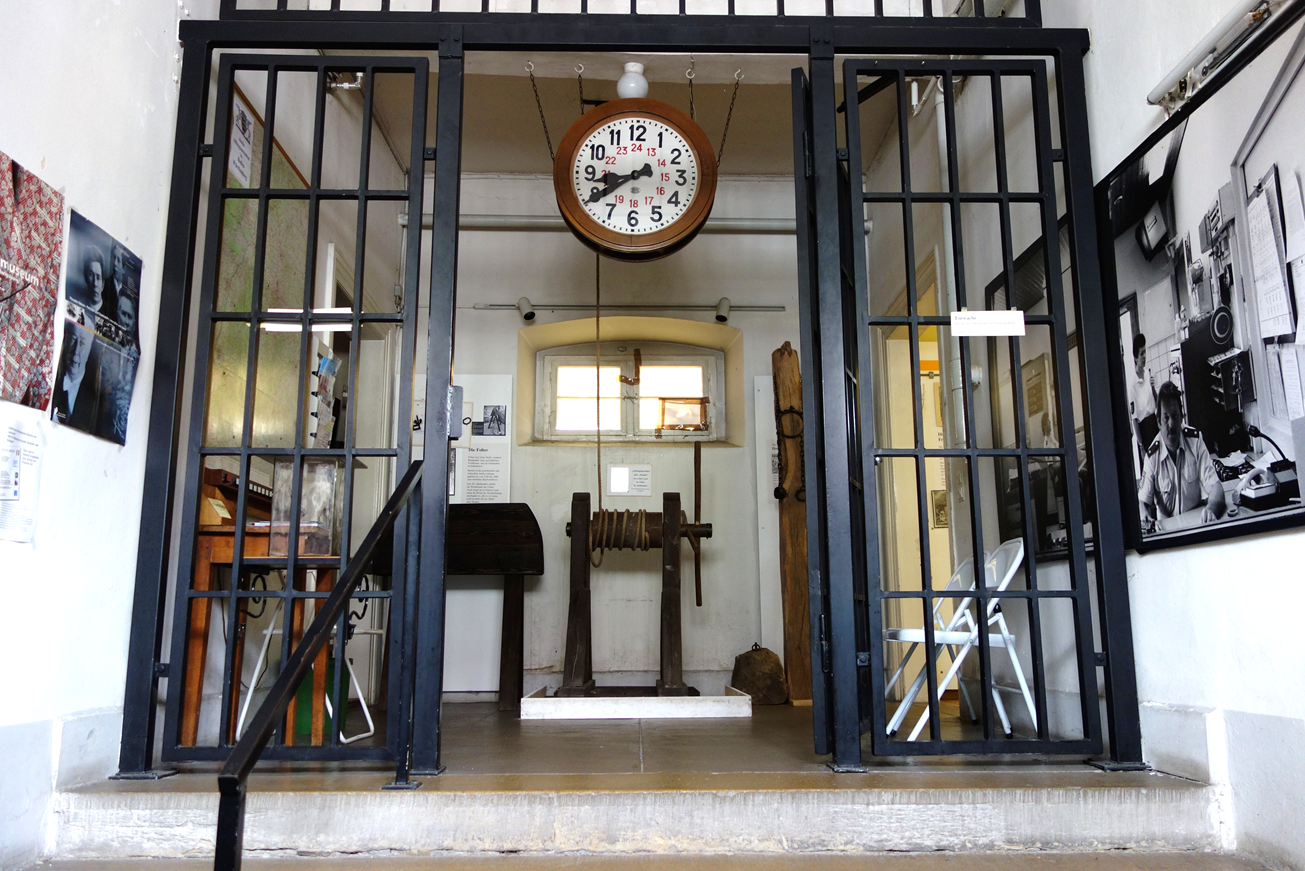 Eingangsbereich des Strafvollzugsmuseums mit Torwache, bestehend aus einem eisernen Gittertor