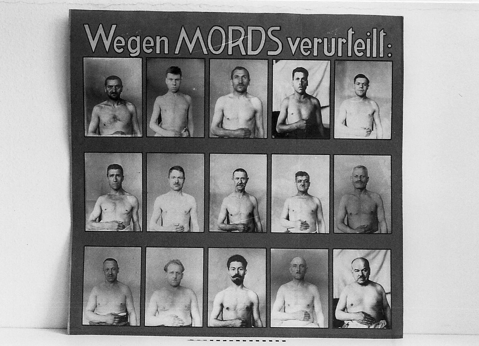 Schautafel mit der Überschrift "Weben Mords verurteilt" und den schwarz-weiß Fotos von fünfzehn Gefangenen aus dem Strafvollzugsmuseum