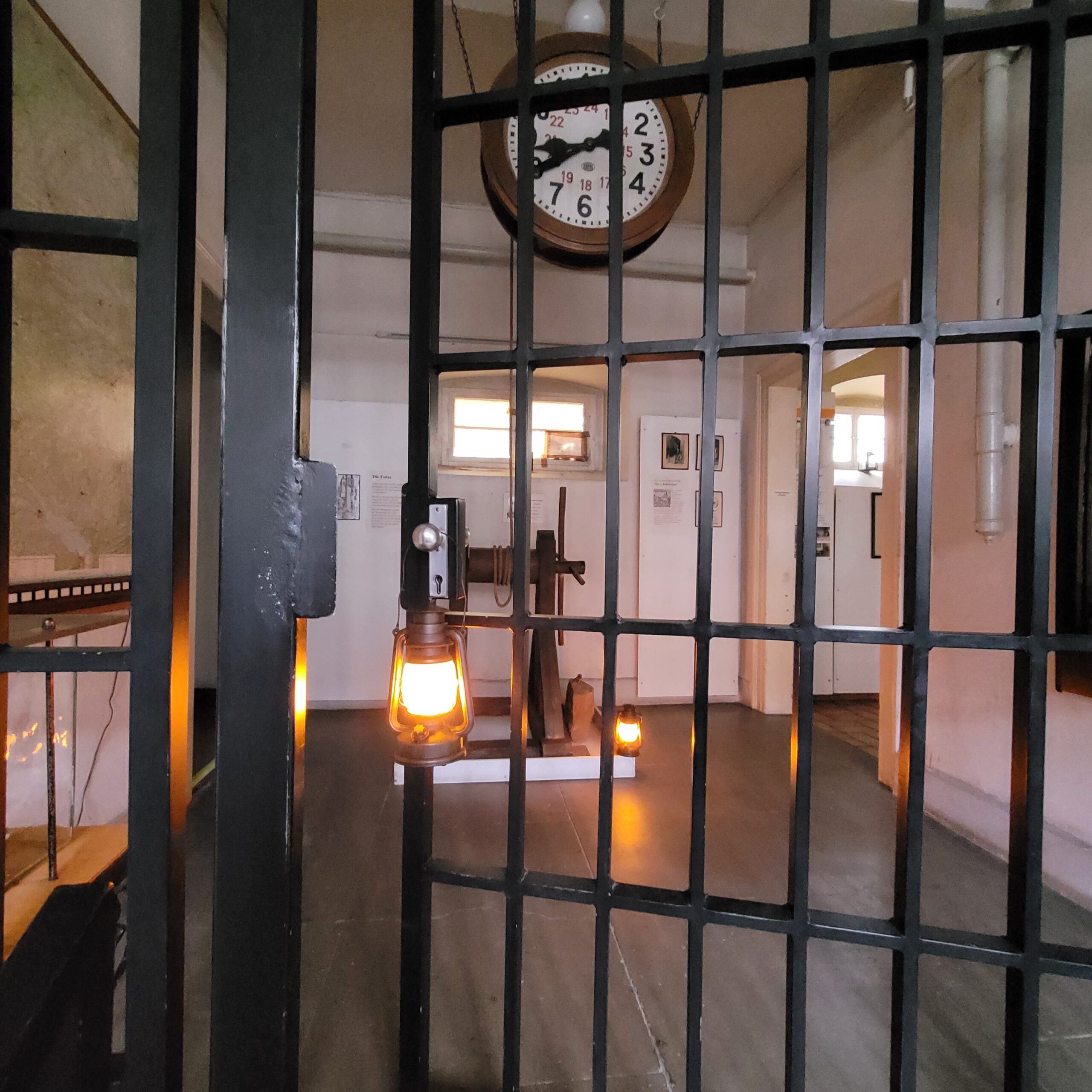 Gezeigt wird das halb geschlossene Gittertor, dass im Eingangsbereich des Strafvollzugsmuseums steht und vom Boden bis zur Decke reicht