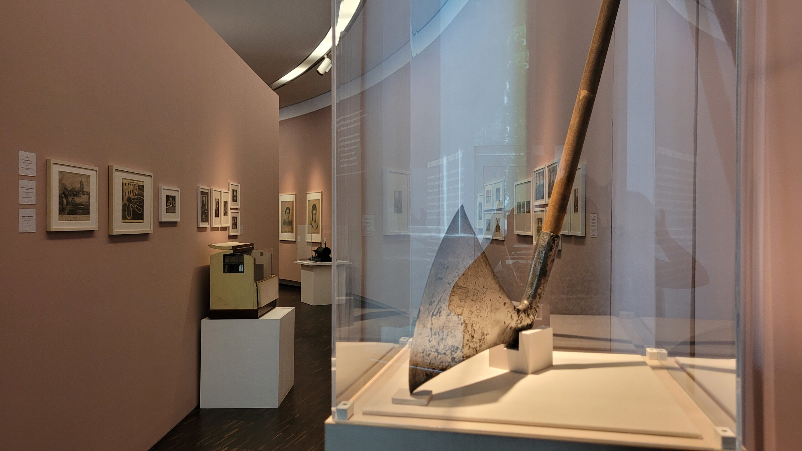 Blick in einen Flur der Ausstellung mit Objekte aus dem Strafvollzugsmuseum