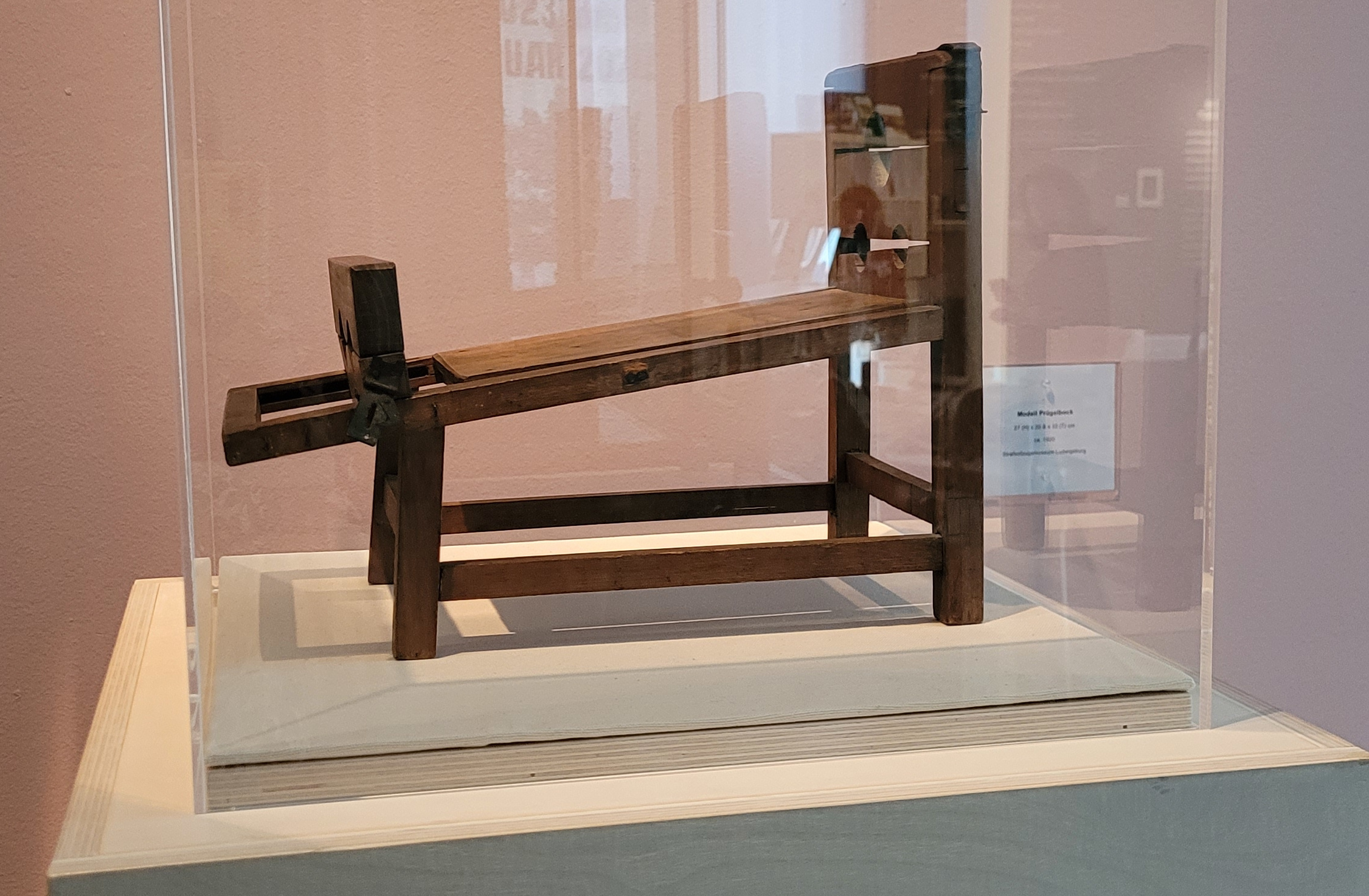 Prügelbock-Modell aus dem Strafvollzugsmuseum in einer Glasvitrine als Teil einer Ausstellung