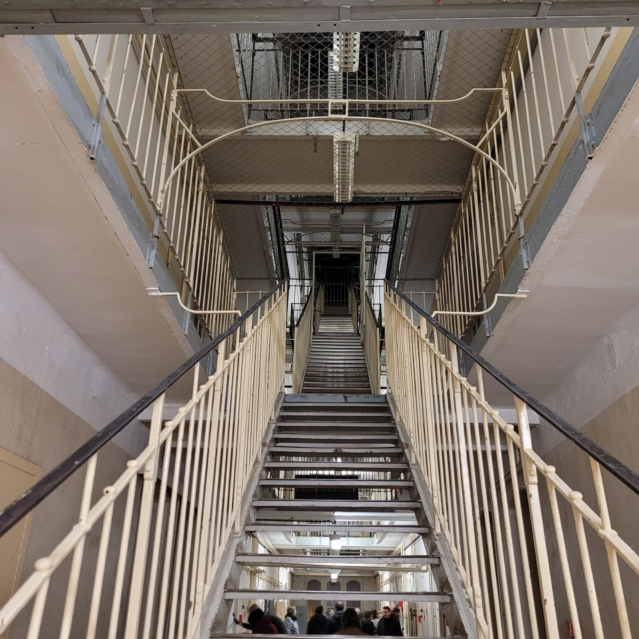 Treppenaufgang im Zellentrakt Bautzen II, ehemaliges Stasigefängnis, heute Gedenkstätte