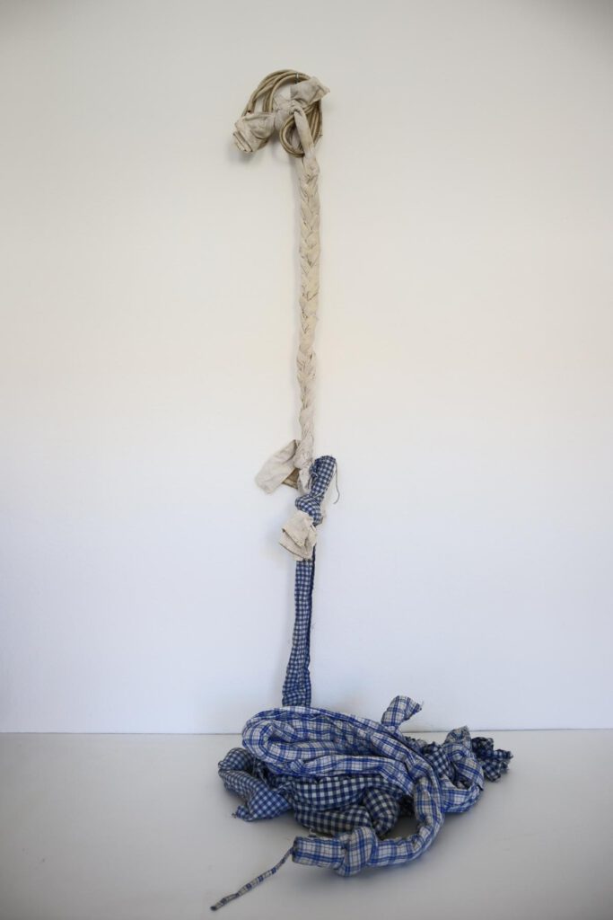 Fluchtseil, 7,5 Meter lang, aus Bettlaken geknüpft mit einem Enterhaken aus einem Netzwerkkabel, beschlagnahmt im Oktober 1973 in der Vollzugsanstalt Ludwigsburg und mittlerweile Objekt des Strafvollzugsmuseums