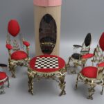 Puppenmöbel-Set bestehend aus zwei großen Stühlen und einem kleinen Stuhl mit roter Polsterung, einem Schaukelstuhl mit grauer Polsterung und einem Tisch mit roter Oberfläche und einem aufgemalten Schachbrett, hergestellt aus Blechdosen, Objekt im Strafvollzugsmuseum