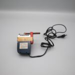 Tätowiergerät aus einem elektrischen Rasierapparat und einer Kugelschreibermine, gefunden 1995 in der JVA Bruchsal und mittlerweile Objekt des Strafvollzugsmuseums