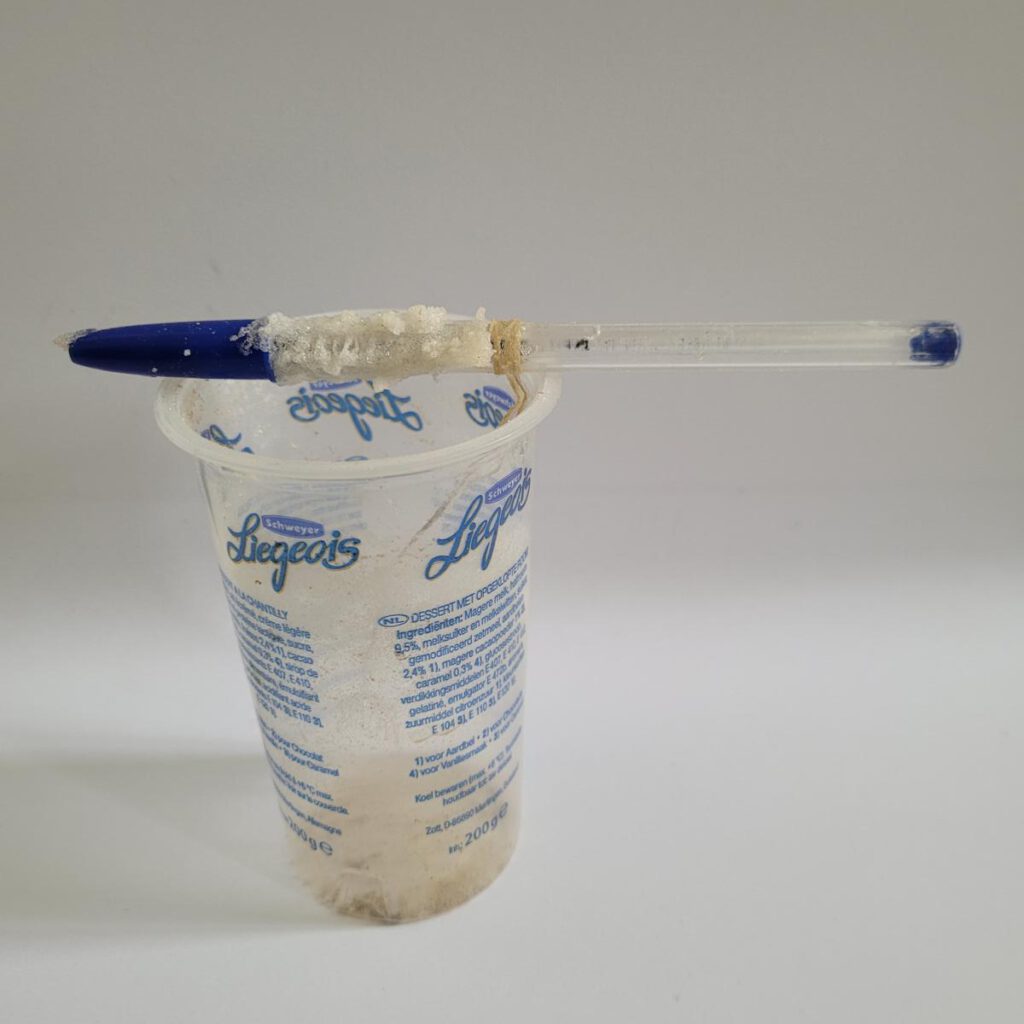 Selbstgebautes Drogenlabor aus einem leeren Yoghurt-Becher, einem Kugelschreiber und einer Schnur.