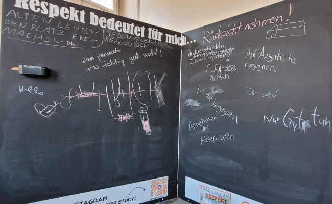 zweiteilige Kreidetafel, auf der die Überschrift "Respekt bedeutet für mich" und die dazugehörigen Beiträge von Besuchern der Ausstellung ims Strafvollzugsmuseum stehen