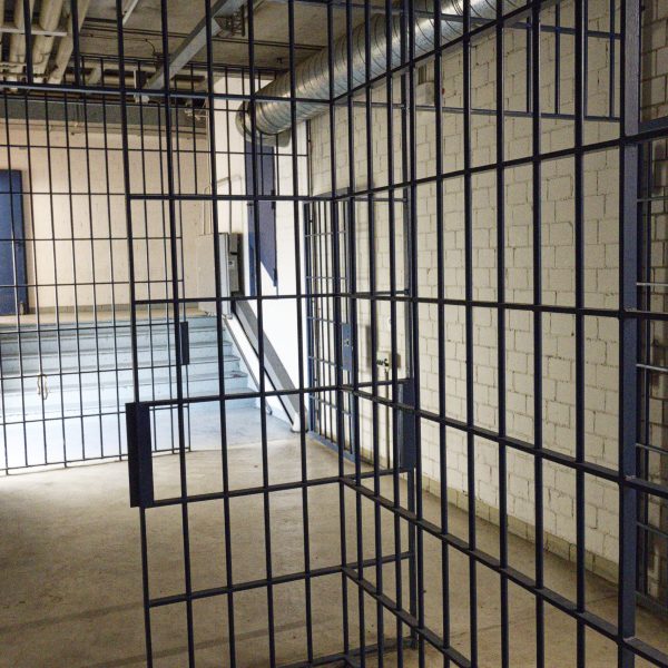 Flur im Haftzellentrakt der ehemaligen JVA Ludwigsburg, der von mehreren eisernen Gittertoren unterteilt ist