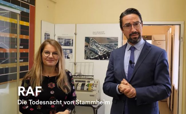 Museumsleitung Susanne Opfermann und Doktor Torben Giese, Direktor des Stadtpalais Stuttgart stehen im RAF-thematischen Flur des Obergeschosses im Strafvollzugsmuseum